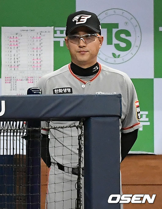 11일 서울 고척스카이돔에서 ‘2020 신한은행 SOL KBO리그’ 키움 히어로즈와 한화 이글스의 경기가 열렸다.3회초 한화 최원호 감독대행이 그라운드를 바라보고 있다./ks0919@osen.co.kr