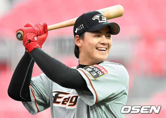 경기 시작을 앞두고 한화 노시환이 타격 훈련을 준비하며 미소짓고 있다. / dreamer@osen.co.kr