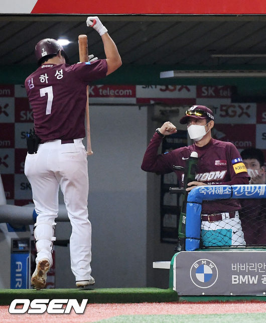 6회초 2사 주자 1루 키움 김하성이 좌월 투런 홈런을 날린 후 덕아웃에서 손혁 감독과 세레모니를 펼치고 있다. /rumi@osen.co.kr