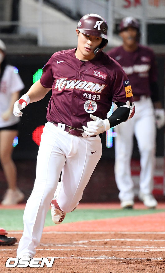 6회초 2사 주자 1루 키움 김하성이 좌월 투런 홈런을 날린 후 홈을 밟고 있다. /rumi@osen.co.kr