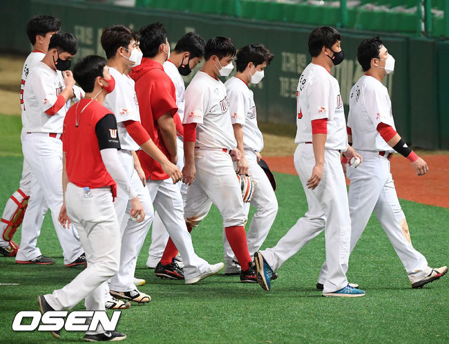 경기를 마치고 SK 선수들이 고개를 떨구고 있다./ rumi@osen.co.kr