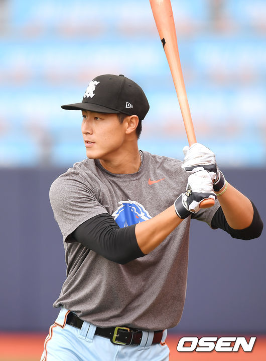 김건형이 몸을 풀고 있다. / youngrae@osen.co.kr