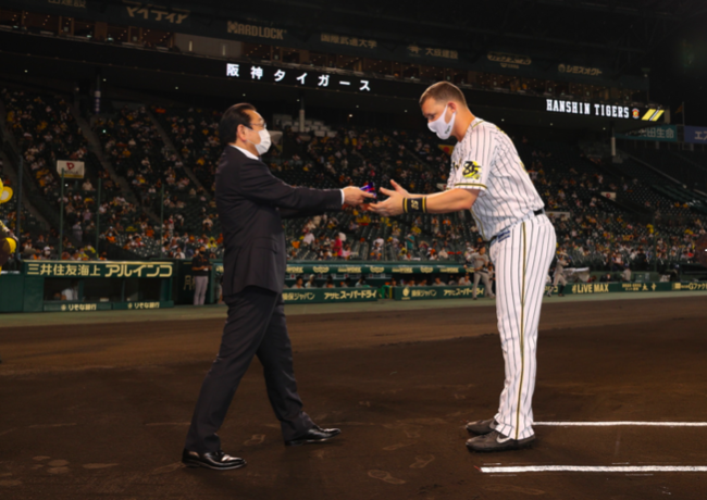 [사진] 8월 한신 월간 MVP에 선정된 샌즈(오른쪽) /한신 타이거즈 홈페이지