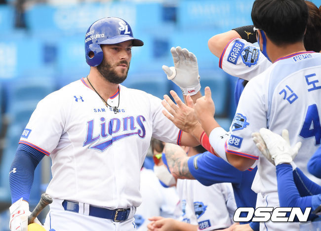 4회말 삼성 선두타자 팔카가 역전 솔로홈런을 날리고 동료들의 축하를 받고 있다./ soul1014@osen.co.kr