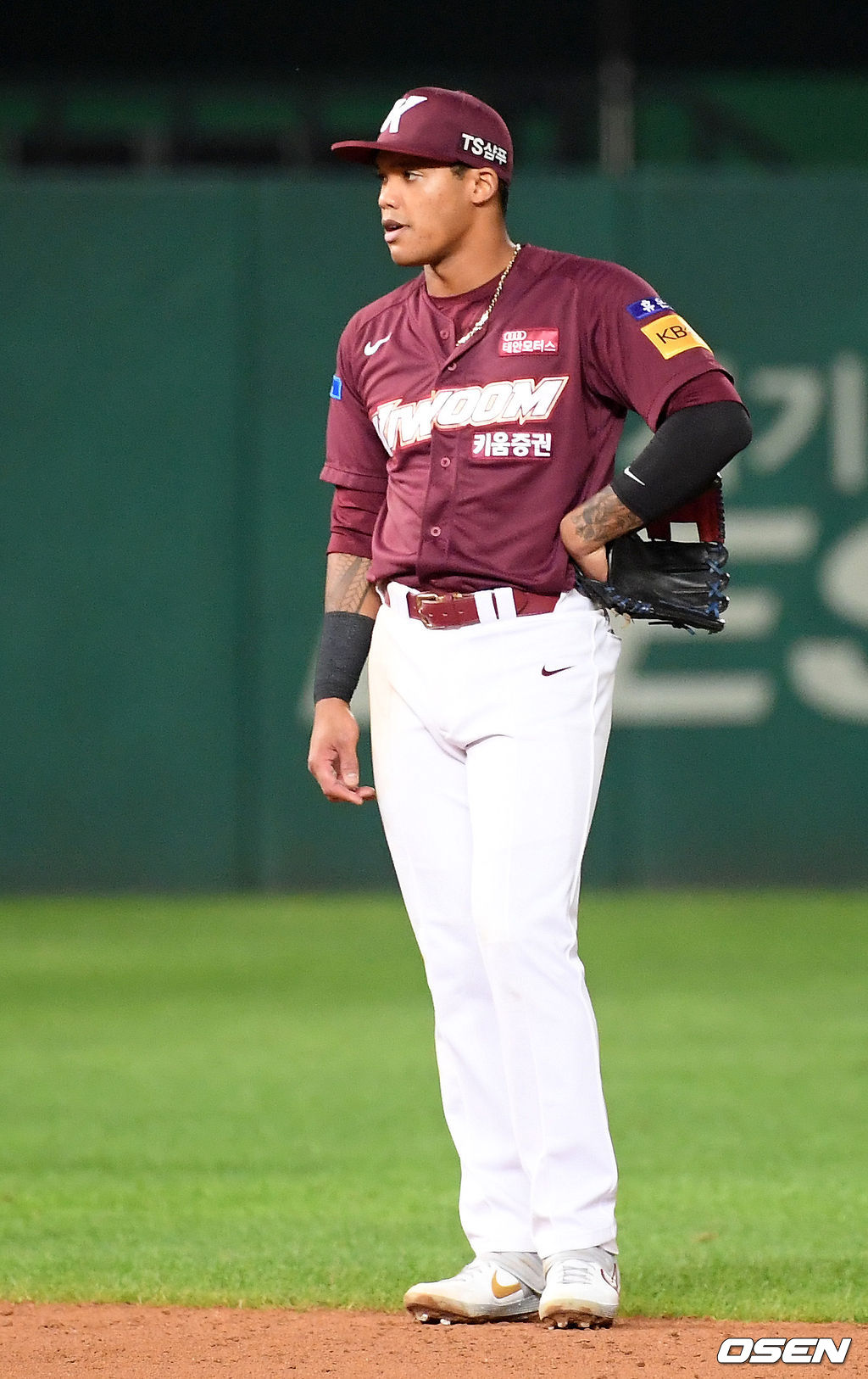 7회말 무사 주자 1,2루 SK 고종욱의 2루수 앞 땅볼때 2루에서 SK 한동민을 포스아웃 시킨 키움 유격수 러셀이 1루로 송구하며 송구실책을 범한 후 아쉬워하고 있다. /rumi@osen.co.kr