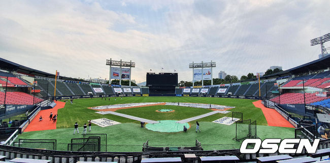 비가 그치고 KT 위즈 선수들이 그라운드 위에서 가볍게 훈련을 진행하고 있다./ rumi@osen.co.kr