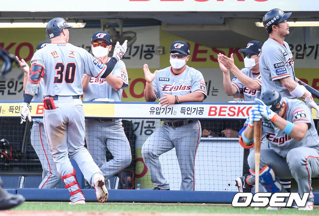 7회초 2사 한화 반즈가 재역전 솔로홈런을 날린뒤 최원호 감독대행의 축하를 받고 있다. / soul1014@osen.co.kr