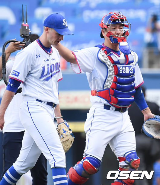 9일 오후 대구 삼성라이온즈파크에서 ‘2020 신한은행 SOL KBO리그’ 정규리그 삼성 라이온즈와 한화 이글스의 더블헤더 1차전이 진행됐다.8회초 이닝종료 후 삼성 뷰캐넌과 강민호 포수가 하이파이브를 하고 있다. / soul1014@osen.co.kr