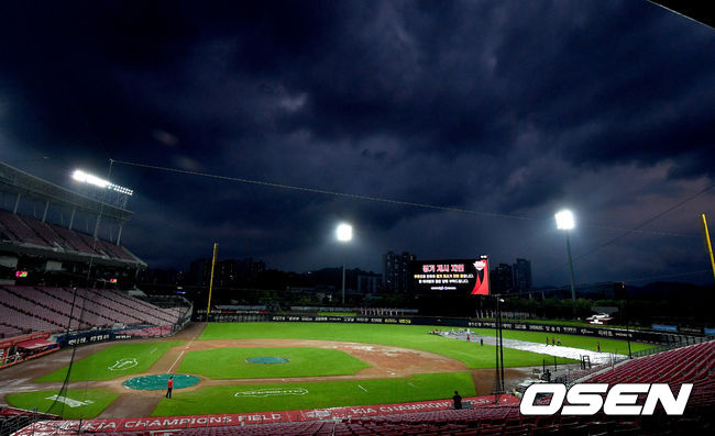 9일 오후 광주-기아 챔피언스필드에서 ‘2020 신한은행 SOL KBO리그’ KIA 타이거즈와 LG 트윈스의 경기가 열린다. 경기 시작을 앞두고 내린 소나기에 경기 개시가 지연되고 있다. 그라운드를 정비하는 챔피언스필드 관리자들. / dreamer@osen.co.kr