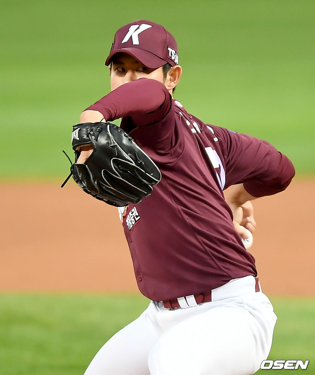 9일 오후 인천 SK행복드림구장에서 '2020 신한은행 SOL KBO리그' SK 와이번스와 키움 히어로즈의 경기가 열렸다.1회말 키움 선발 조영건이 마운드에 올라 힘차게 공을 뿌리고 있다./ksl0919@osne.co.kr
