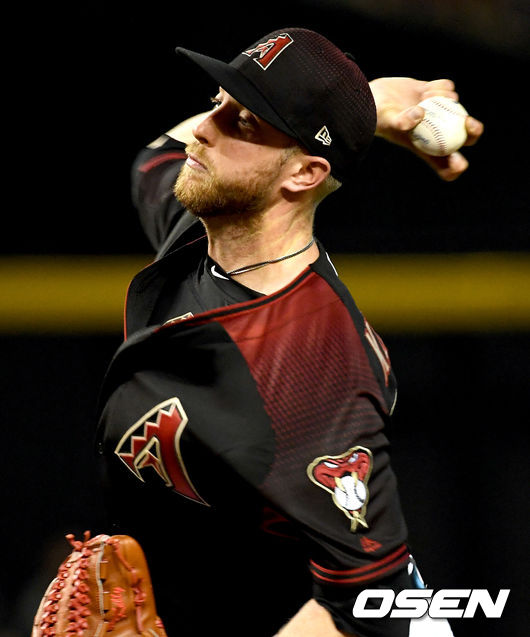 애리조나 선발 메릴 켈리가 힘차게 공을 뿌리고 있다. /dreamer@osen.co.kr