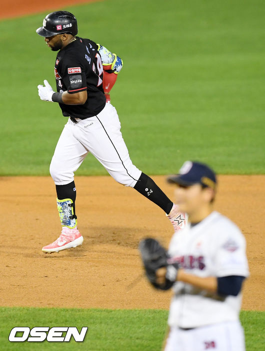 연장 11회초 무사 주자 1루 KT 로하스가 중월 투런 홈런을 날린 후 그라운드를 돌고 있다./ rumi@osen.co.kr