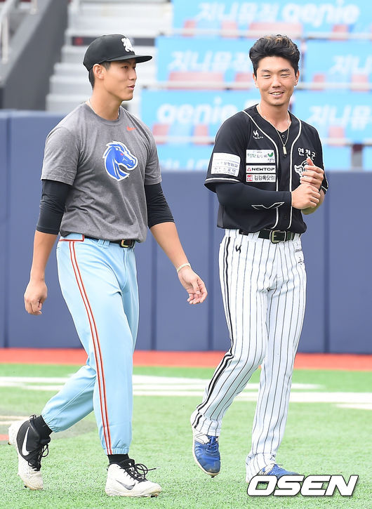9일 수원 kt위즈파크에서 '2021 KBO 신인 드래프트 트라이아웃'이 진행됐다.티격 테스트를 마친 김건형과 심종원이 이야기를 나누고 있다. / youngrae@osen.co.kr