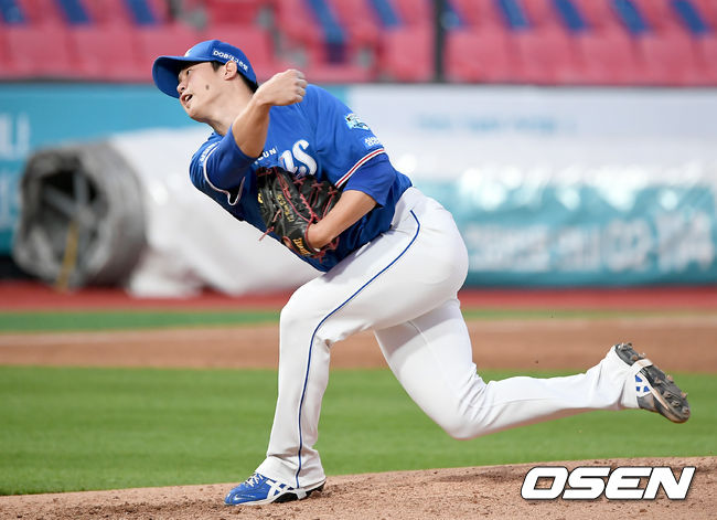 10일 오후 수원 KT위즈파크에서 ‘2020 신한은행 SOL KBO 리그’ KT 위즈와 삼성 라이온즈의 경기가 열렸다.3회말 삼성 김대우가 마운드에 올라 힘차게 공을 뿌리고있다./ksl0919@osen.co.kr