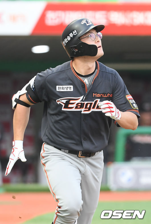 4회초 1사 1,2루 한화 이성열이 선취 3점 홈런을 날리고 타구를 바라보고 있다. 시즌 2호. /   soul1014@osen.co.kr