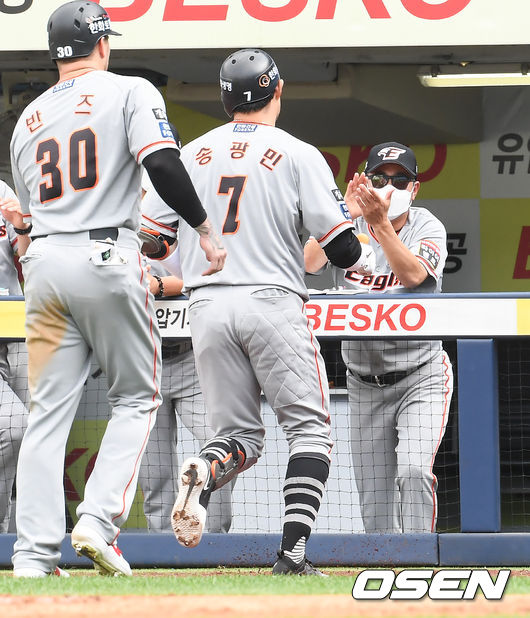 5회초 2사 3루 한화 송광민이 역전 2점 홈런을 날리고 최원호 감독대행의 축하를 받고 있다./ soul1014@osen.co.kr