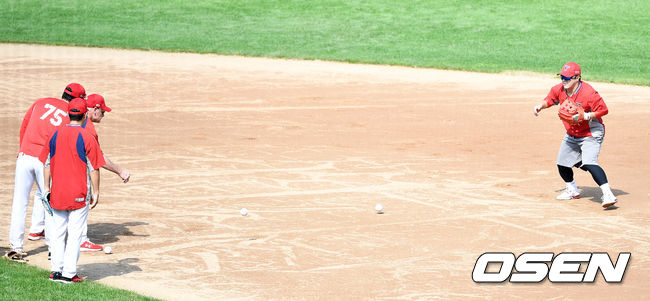 10일 오후 광주-기아 챔피언스필드에서 ‘2020 신한은행 SOL KBO리그’ KIA 타이거즈와 두산 베어스의 경기가 열린다. KIA 윌리엄스 감독과 김선빈이 수비 훈련을 하고 있다. / dreamer@osen.co.kr