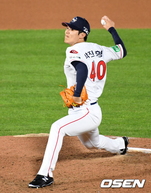 11일 오후 부산 사직야구장에서 2020 KBO리그 롯데 자이언츠와 두산 베어스의 경기가 열렸다.6회초 무사 1,2루에서 롯데 박진형이 역투하고 있다. /sunday@osen.co.kr