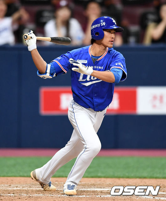 9회초 1사 2루에서 삼성 강한울이 2루수로 향하는 땅볼을 치고 있다. 이 타구는 넥센 송성문의 실책으로 2루주자 이지영을 홈으로 불러 들였다./sunday@osen.co.kr