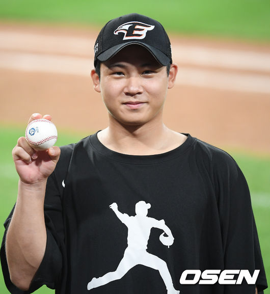 경기종료 후 데뷔 첫 선발승을 거둔 김진욱이 기념구를 보이며 포즈를 취하고 있다. / soul1014@osen.co.kr