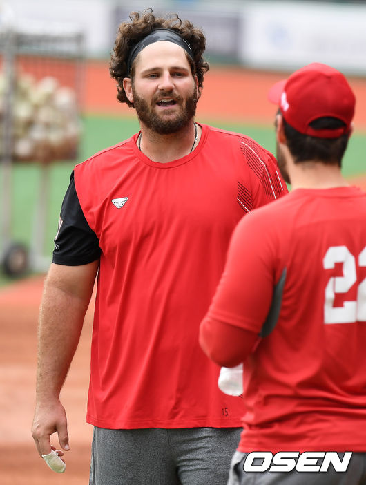 SK 화이트가 KIA 터커와 이야기를 나누고 있다. /youngrae@osen.co.kr