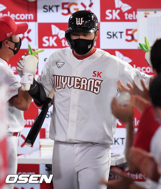 4회초 1사 주자 1,2루 SK 한동민이 우월 스리런 홈런을 날린 후 덕아웃에서 동료들과 기쁨을 나누고 있다./ rumi@osen.co.kr