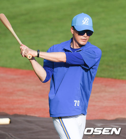 경기에 앞서 삼성 허삼영 감독이 스트레칭을 하고 있다. / soul1014@osen.co.kr