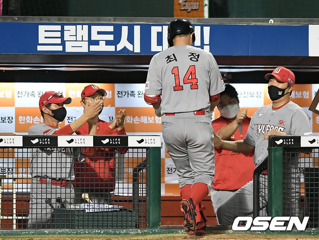 10일 오후 대전 한화이글스파크에서 ‘2020 신한은행 SOL KBO 리그’ 한화 이글스와 SK 와이번스의 경기가 열렸다.5회초 2사 1, 3루 SK 최정이 역전 3점 홈런을 날린 뒤 더그아웃에서 코치진과 기쁨을 나누고 있다./ksl0919@osne.co.kr