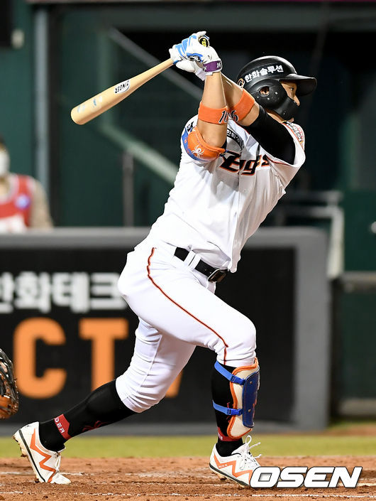10일 오후 대전 한화이글스파크에서 ‘2020 신한은행 SOL KBO 리그’ 한화 이글스와 SK 와이번스의 경기가 열렸다.3회말 2사 1, 2루한화 하주석이 1타점 적시타를 날리고 있다./ksl0919@osne.co.kr
