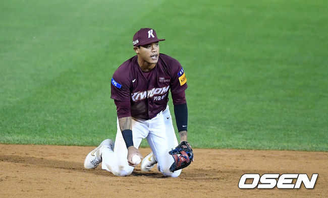 7회말 1사 1루에서 키움 러셀이 LG 김현수의 유격수 땅볼 타구에 실책을 범하고 있다. /jpnews@osen.co.kr