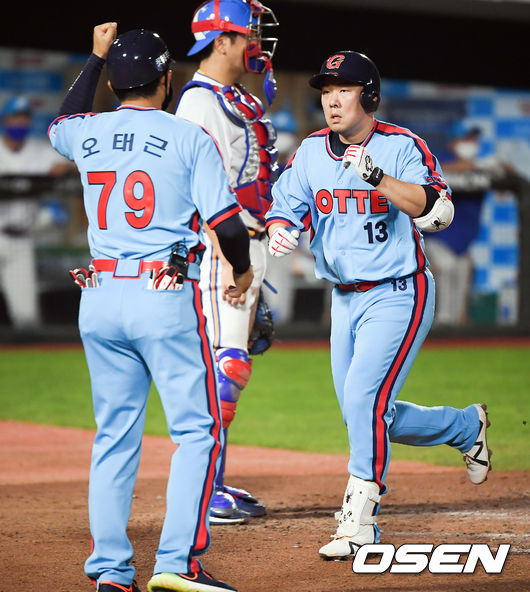 10일 오후 부산 사직구장에서 ‘2020 신한은행 SOL KBO리그’ 정규리그 롯데 자이언츠와 삼성 라이온즈과 경기가 진행됐다. 4회말 롯데 선두타자 안치홍이 솔로홈런을 날리고 홈을 밟고 있다. / soul1014@osen.co.kr