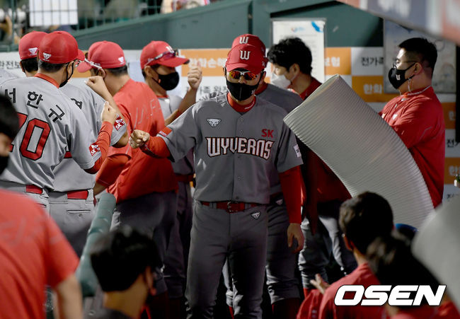 SK가 한화를 꺾고 11연패 늪에서 벗어났다. SK는 10일 대전 한화생명이글스파크에서 열린 2020 신한은행 SOL KBO리그 한화와의 원정경기를 5-1로 승리했다. 최정의 역전 결승 스리런 홈런을 쳤고, 박종훈이 7이닝 1실점 호투로 8승째를 따냈다. 승리가 확정된 순간 SK 박경완 대행이 더그아웃에서 코치진과 기쁨을 나누고 있다./ksl0919@osne.co.kr