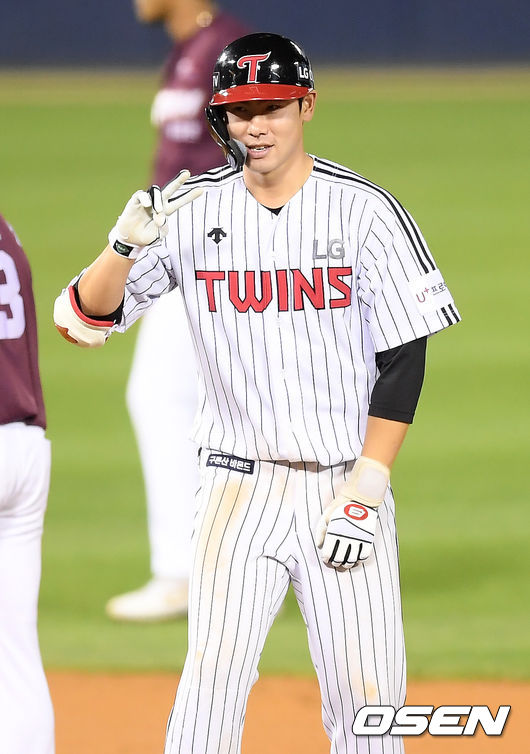 7회말 LG 선두타자 홍창기가 좌전 2루타를 때려낸 뒤 세리머니를 하고 있다. /cej@osen.co.kr