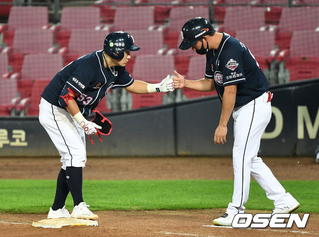 10일 오후 광주-기아 챔피언스필드에서 ‘2020 신한은행 SOL KBO리그’ KIA 타이거즈와 두산 베어스의 경기가 열렸다. 9회초 2사 1, 2루 상황 두산 최주환이 다시 앞서가는 1타점 적시타를 날리고 1루에 안착해 고영민 코치와 인사를 나누고 있다. / dreamer@osen.co.kr