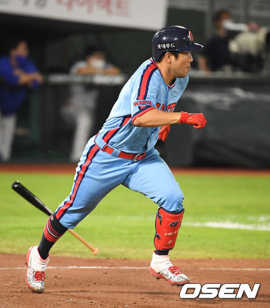 10일 오후 부산 사직구장에서 ‘2020 신한은행 SOL KBO리그’ 정규리그 롯데 자이언츠와 삼성 라이온즈과 경기가 진행됐다. 7회말 1사 1,3루 롯데 전준우가 역전 1타점 희생타를 날리고 있다. / soul1014@osen.co.kr