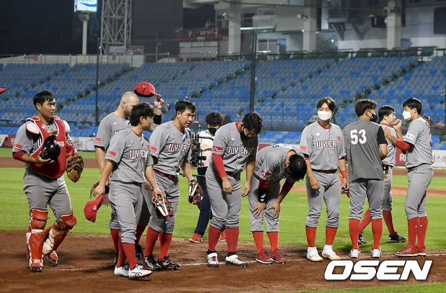 11연패를 끊은 SK 선수들이 기쁨을 나누고 있다./ksl0919@osne.co.kr