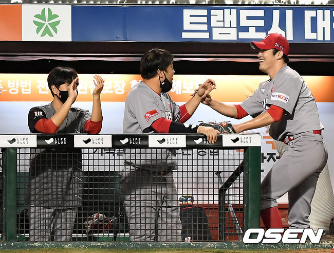 7이닝을 1실점으로 마무리한 SK 선발 박종훈이 더그아웃에서 선수들과 기쁨을 나누고 있다./ksl0919@osne.co.kr