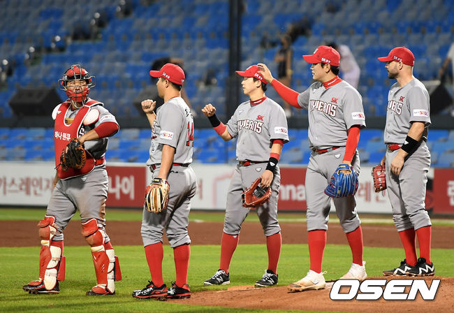 SK는 10일 대전 한화생명이글스파크에서 열린 2020 신한은행 SOL KBO리그 한화와의 원정경기를 5-1로 승리했다. 최정의 역전 결승 스리런 홈런을 쳤고, 박종훈이 7이닝 1실점 호투로 8승째를 따냈다. 경기 종료 후 SK 선수들이 기쁨을 나누고 있다./ksl0919@osne.co.kr