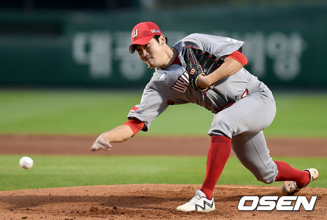 SK 선발 박종훈이 마운드에 올라 힘차게 공을 뿌리고 있다./ksl0919@osne.co.kr