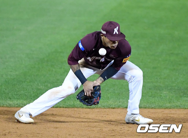 7회말 1사 1루에서 키움 러셀이 LG 김현수의 유격수 땅볼 타구에 실책을 범하고 있다. /jpnews@osen.co.kr