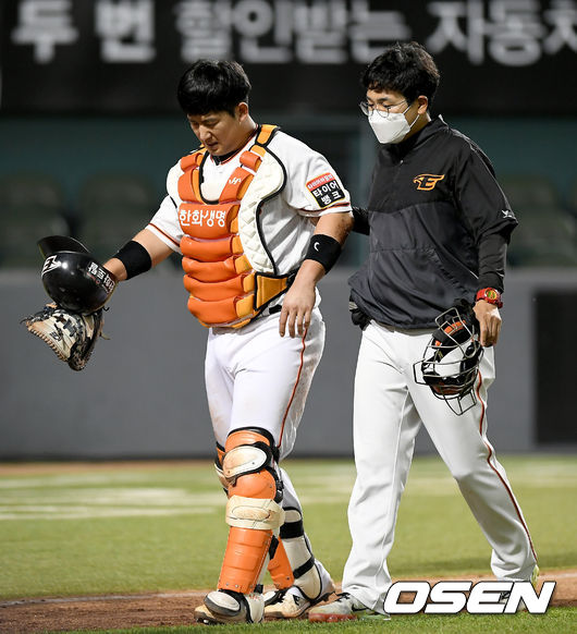 5회초 2사 SK 로맥의 파울타구를 맞은 한화 포수 최재훈이 교체되고 있다 ./ksl0919@osne.co.kr