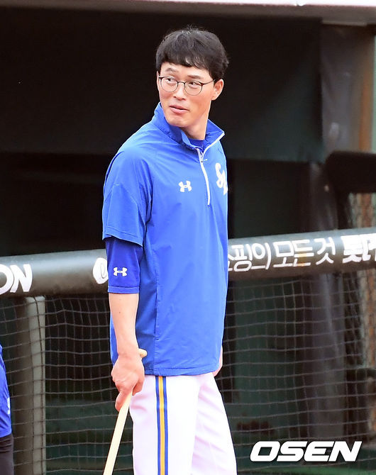 경기 앞서 삼성 허삼영 감독이 강한울과 이야기를 나누고 있다./ soul1014@osen.co.kr