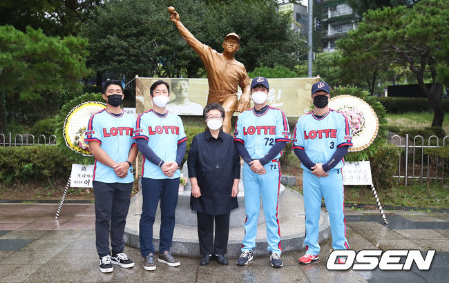 故최동원 선수의 모친 김정자 여사와 롯데자이언츠 이석환 대표이사, 성민규 단장, 허문회 감독, 주장 민병헌가 포즈를 취하고 있다. / soul1014@osen.co.kr