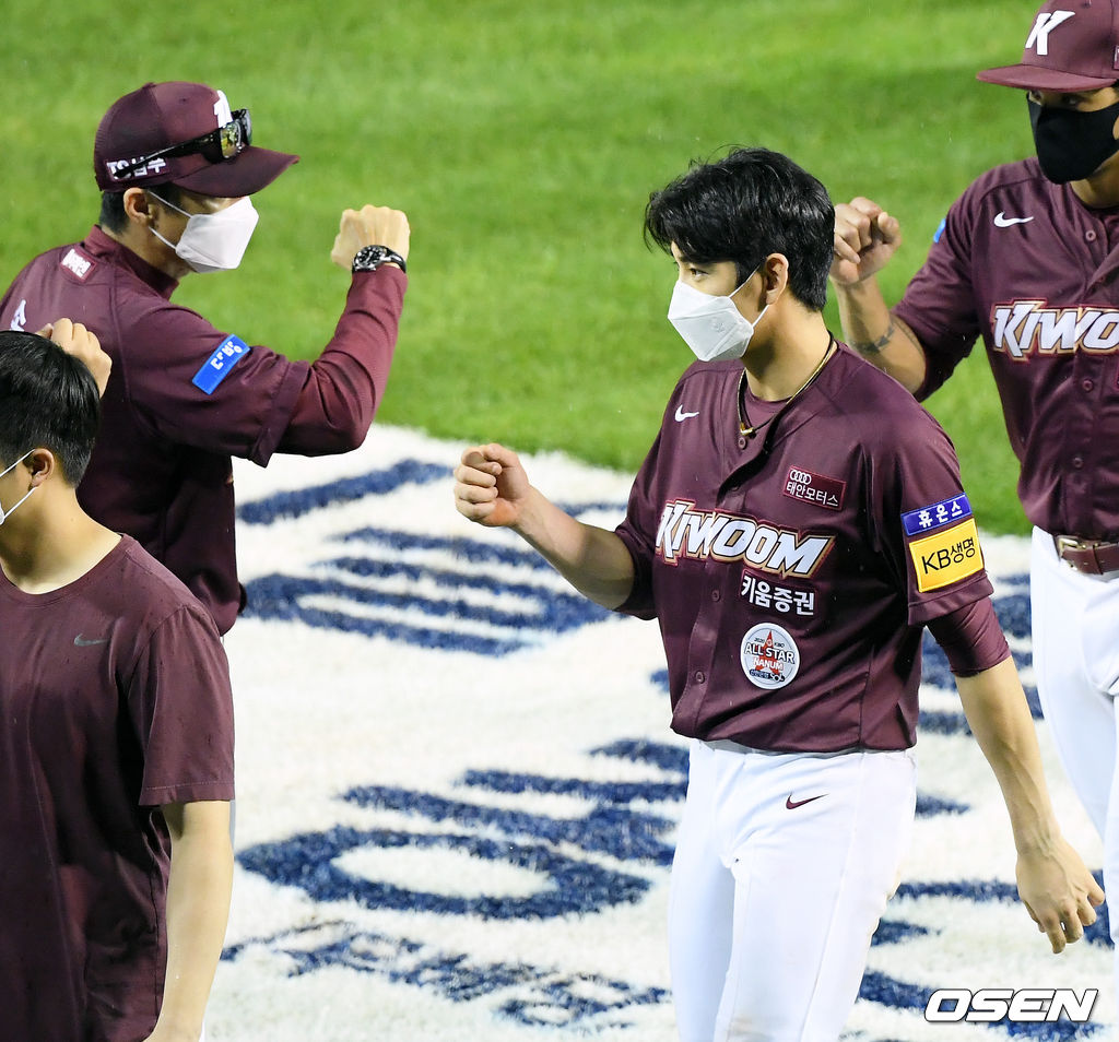 경기를 마치고 키움 이정후가 손혁 감독과 기쁨을 나누고 있다./ rumi@osen.co.kr