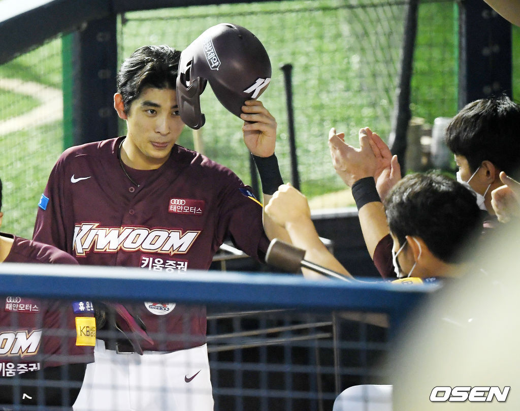 11일 오후 서울 잠실구장에서 '2020 신한은행 SOL KBO리그' LG 트윈스와 키움 히어로즈의 경기가 열렸다. 2회초 1사 주자 만루 키움 변상권의 2루수 앞 땅볼때 홈을 밟은 이정후가 덕아웃에서 동료들과 하이파이브를 하고 있다./ rumi@osen.co.kr