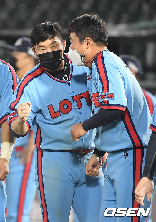 경기종료 후 롯데 안치홍이 동료들을 맞이하고 있다.  / soul1014@osen.co.kr