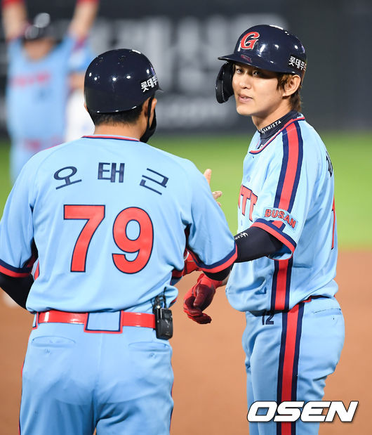 10일 오후 부산 사직구장에서 ‘2020 신한은행 SOL KBO리그’ 정규리그 롯데 자이언츠와 삼성 라이온즈과 경기가 진행됐다. 7회말 1사 만루 롯데 김재유가 2타점 적시타를 날리고 오태근 코치와 하이파이브를 하고 있다. / soul1014@osen.co.kr
