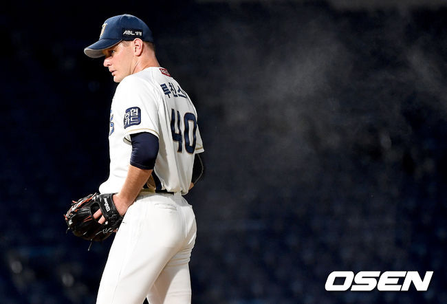 NC 선발 루친스키가 3회초 투구를 준비하는 가운데 로진가루가 날리고 있다. / dreamer@osen.co.kr