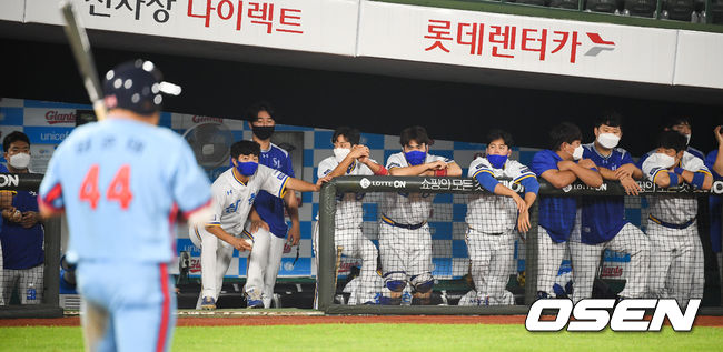 10일 오후 부산 사직구장에서 ‘2020 신한은행 SOL KBO리그’ 정규리그 롯데 자이언츠와 삼성 라이온즈과 경기가 진행됐다. 7회말 계속되는 실점에 어두운 표정의 삼성 더그아웃. / soul1014@osen.co.kr