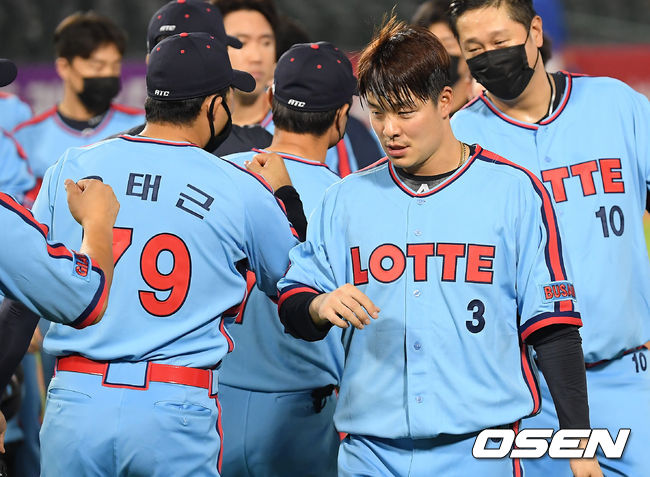 경기종료 후 민병헌이 승리의 기쁨을 나누고 있다. / soul1014@osen.co.kr